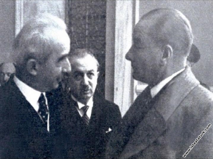 Mustafa Kemal Atatürk Afet İnan'ın Alaca Höyü...