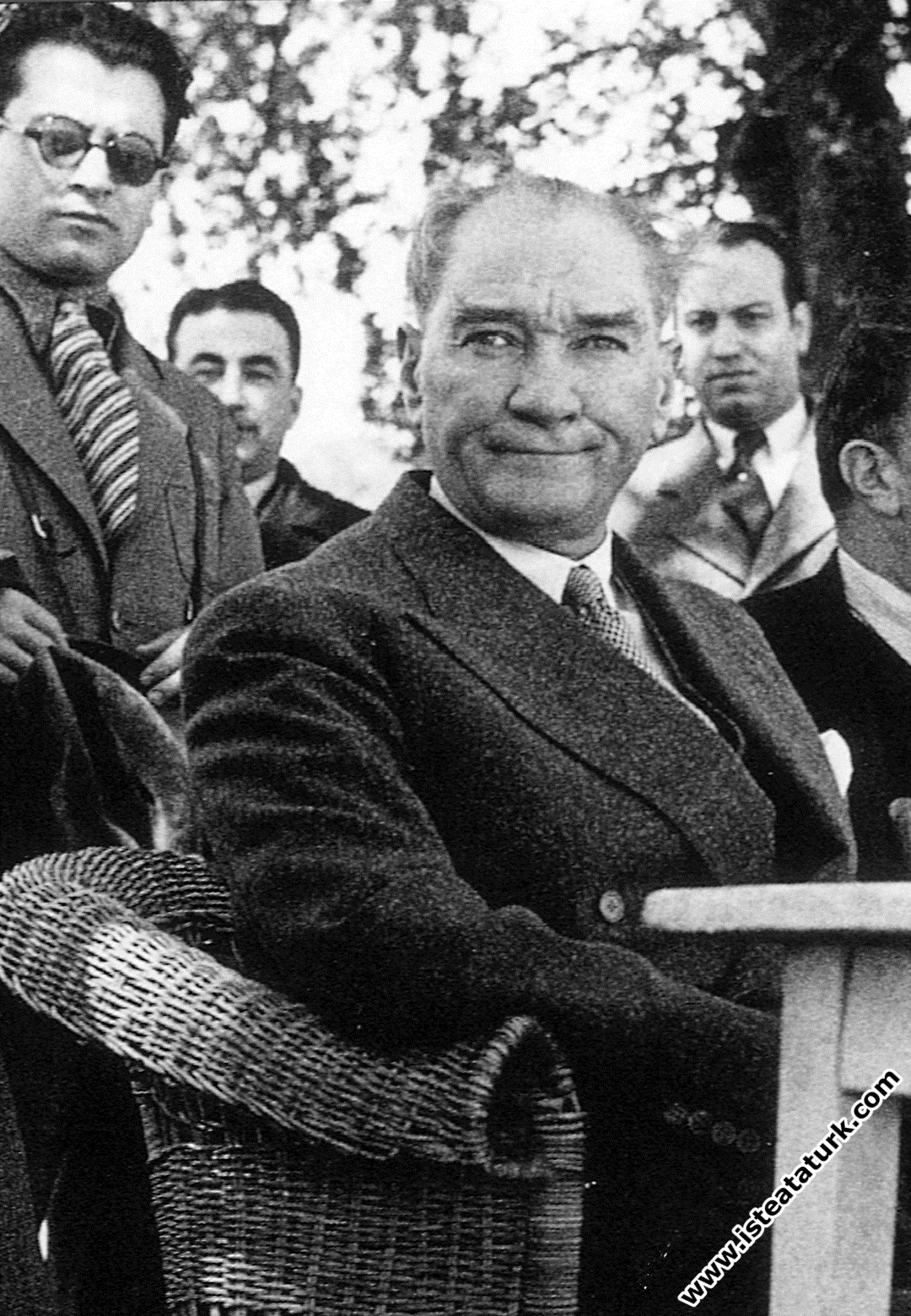 Mustafa Kemal Atatürk Fener yolunda bir kır kahv...