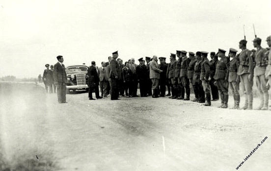 Mustafa Kemal Atatürk Sabiha Gökçen ve Orgeneral Fahrettin Altay ile birlikte Eskişehir Hava Okulu'na gelişinde askeri törenle karşılanıyor. (09.06.1936)