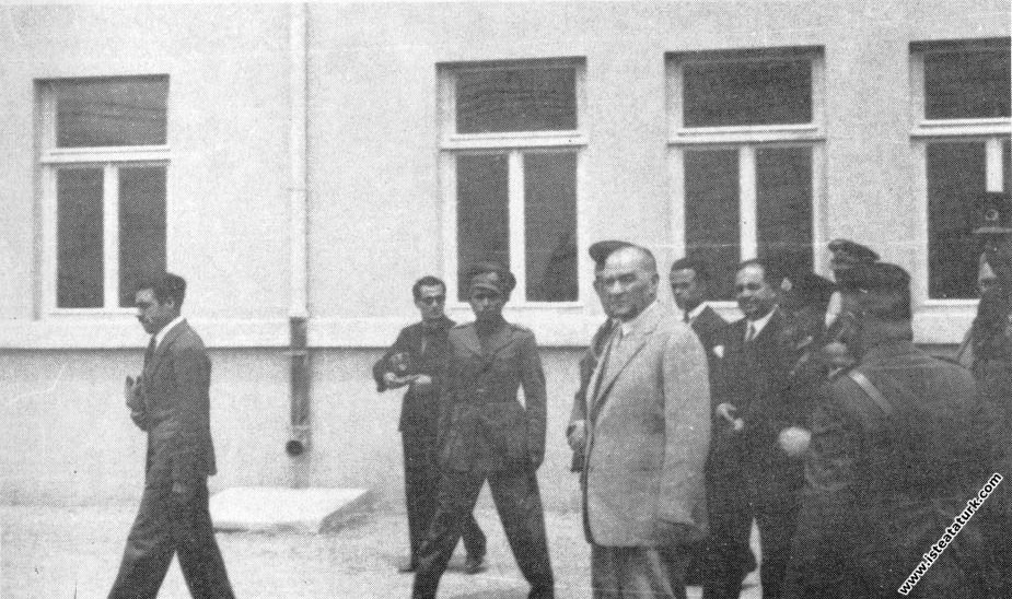 Mustafa Kemal Atatürk'ün Eskişehir Hava Okulu'nu ziyareti. (09.06.1936)