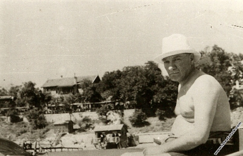 Mustafa Kemal Atatürk Florya plajında, İstanbul. (19.07.1936)