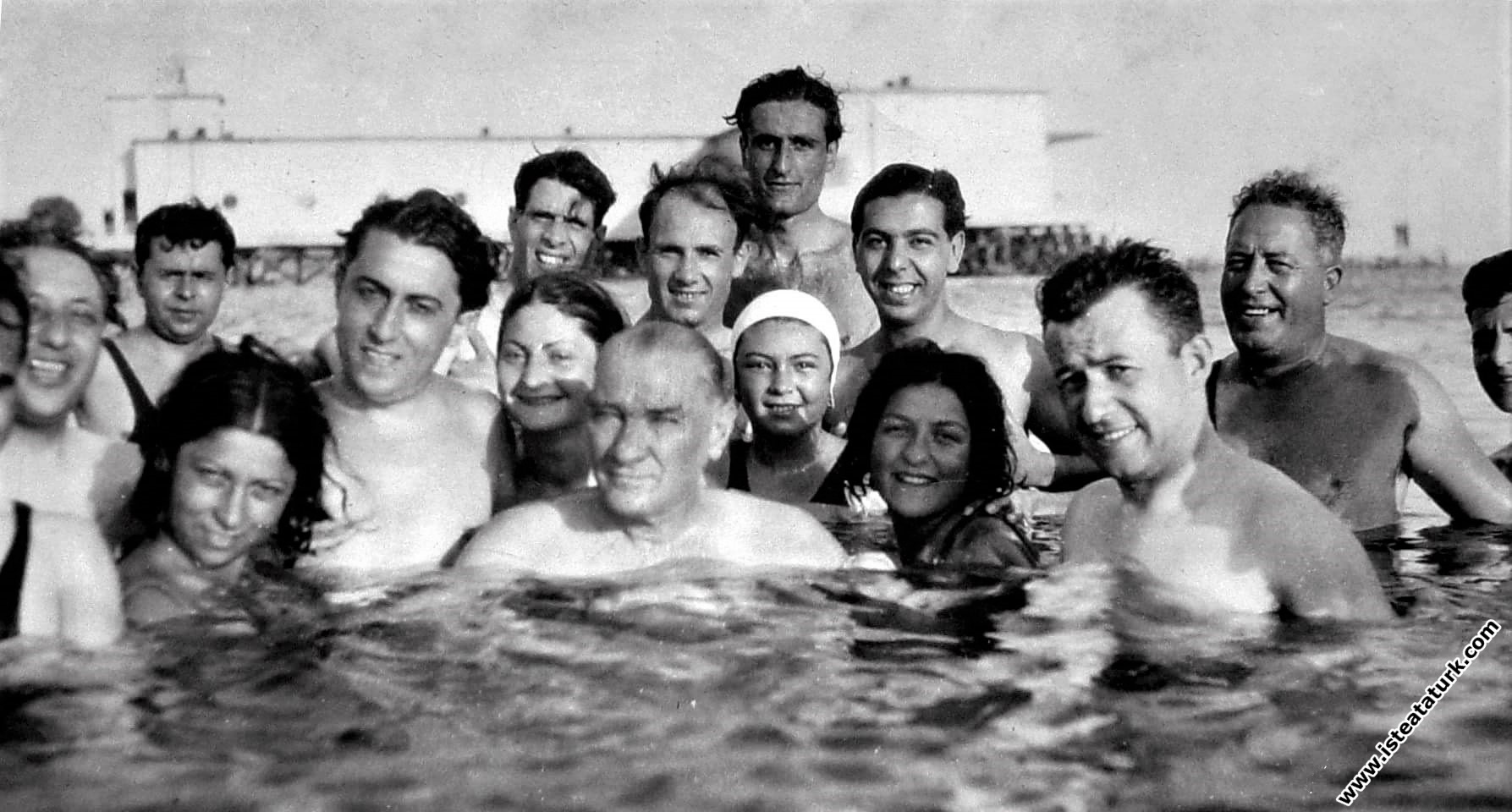 Mustafa Kemal Atatürk Florya'da denizde yüzerken...