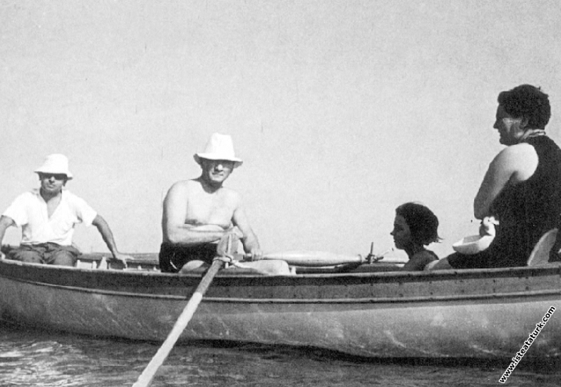 Mustafa Kemal Atatürk Florya'da tekne gezisinde. ...