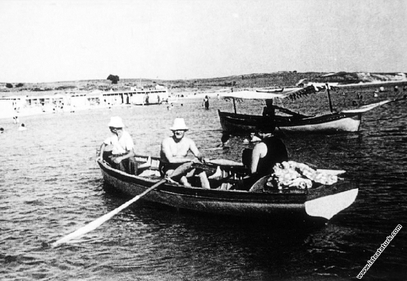 Mustafa Kemal Atatürk Florya'da tekne gezisinde. ...