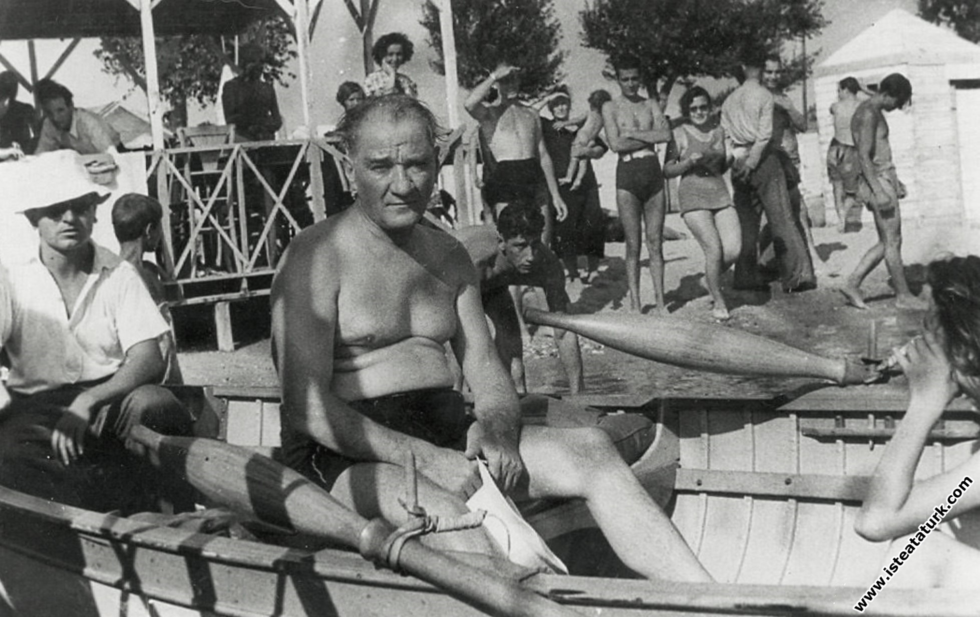 Mustafa Kemal Atatürk Florya'da tekne gezisinden ...