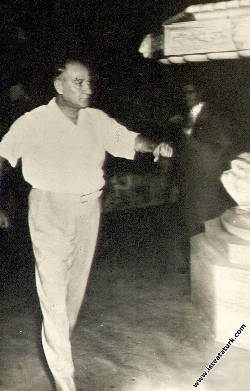 Beylerbeyi Sarayı'nda düzenlenen, Balkan Ülkeleri halk oyunları ekiplerinin katıldığı festivalde zeybek oynarken. (2-3.09.1936) 