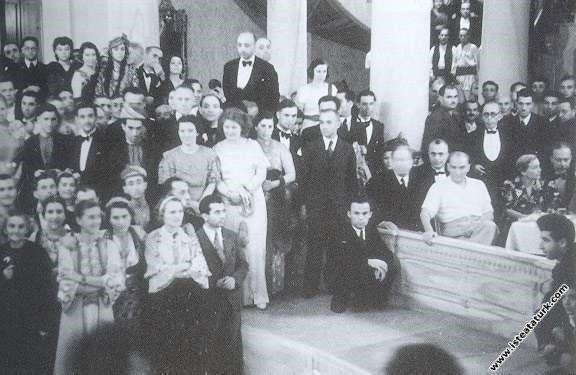 Mustafa Kemal Atatürk Beylerbeyi Sarayı'nda düzenlenen, Balkan Ülkeleri halk oyunları ekiplerinin katıldığı festivalde. (2-3.09.1936)