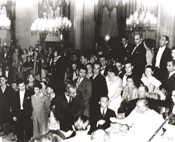 Mustafa Kemal Atatürk Beylerbeyi Sarayı'nda düzenlenen, Balkan Ülkeleri halk oyunları ekiplerinin katıldığı festivalde. (2-3.09.1936)