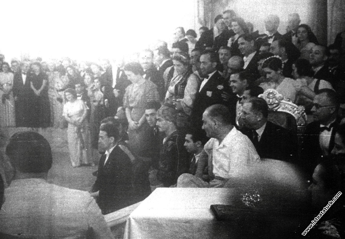 Mustafa Kemal Atatürk Beylerbeyi Sarayı'nda düz...