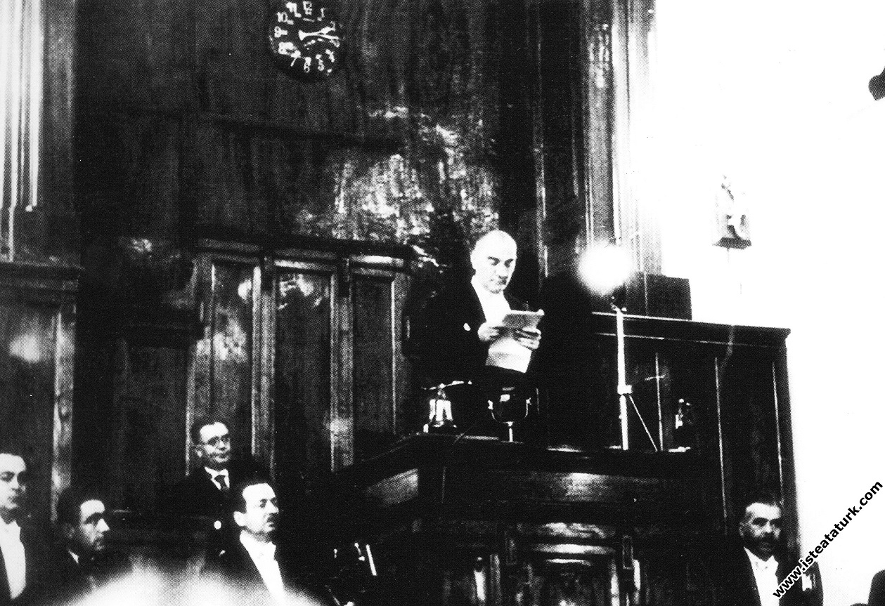 Mustafa Kemal Atatürk TBMM'nin açılış konuşmasını yaparken. (01.11.1936)