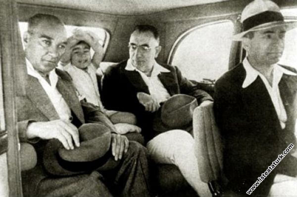 Mustafa Kemal Atatürk manevi kızı Ülkü ve Nuri Conker ile otomobilde. (1936)