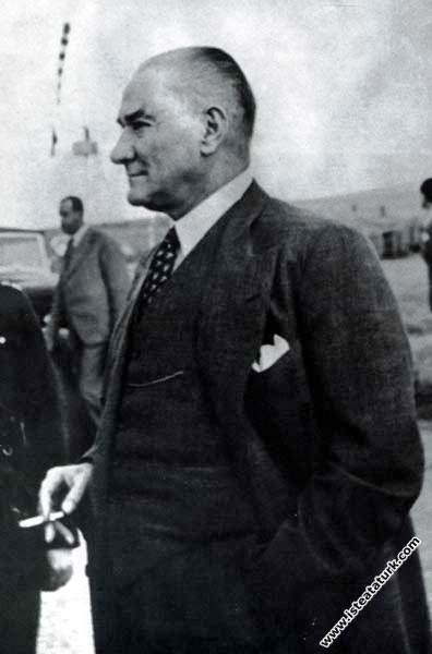 Mustafa Kemal Atatürk yıl içi etkinliklerin birinde. (1936)