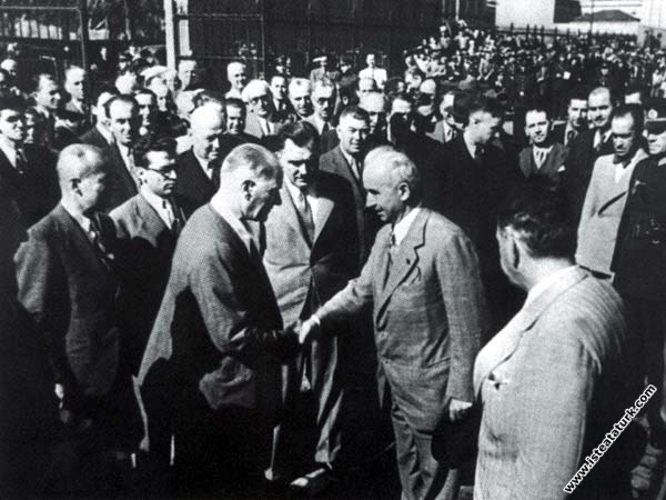 Mustafa Kemal Atatürk Ankara'ya dönecek olan Başbakan İnönü’yü, Karaköy Rıhtımı’ndan yolcu ederken. (1936)