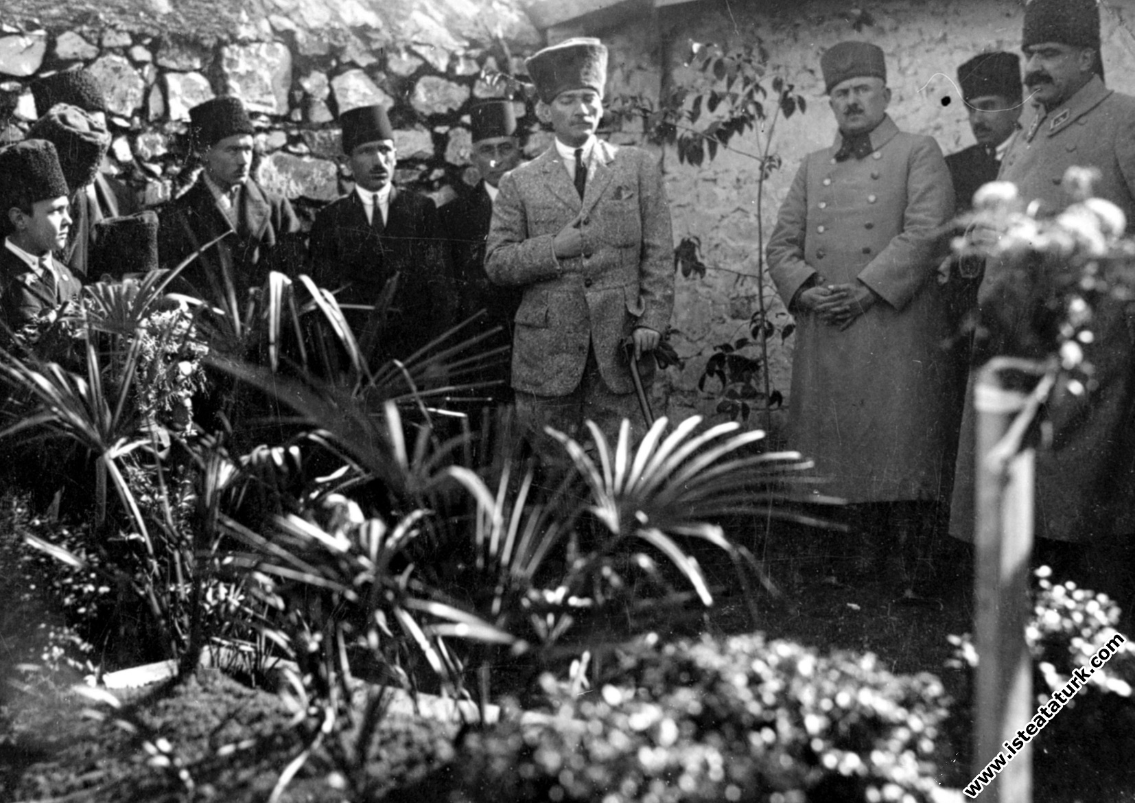 Başkomutan Mustafa Kemal, annesi Zübeyde Hanım'ın mezarını Mareşal Fevzi Çakmak ve Kazım Karabekir Paşa'larla ziyaret ediyor. (27.01.1923)
