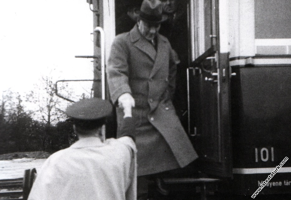Mustafa Kemal Atatürk Ankara'dan İstanbul'a gelişinde Haydarpaşa Garı'nda trenden iniyor. (10.01.1937)