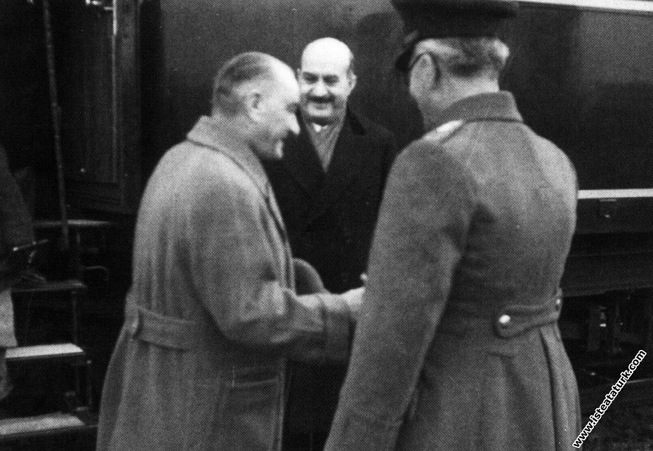 Mustafa Kemal Atatürk'ün Ankara'dan İstanbul'a gelişinde Haydarpaşa Garı’nda karşılanışı. (10.01.1937)
