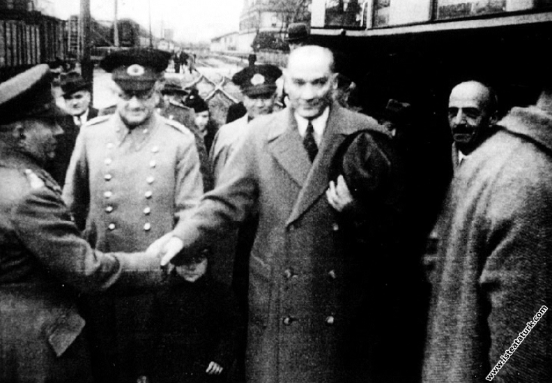 Mustafa Kemal Atatürk Ankara'dan İstanbul'a gelişinde Haydarpaşa Garı'nda. (10.01.1937)
