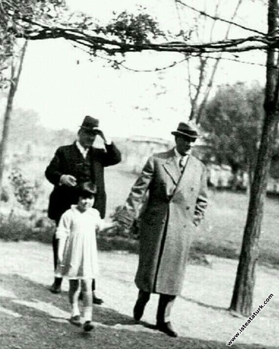 Mustafa Kemal Atatürk Gazi Orman Çiftliği'nde manevi kızı Ülkü ile birlikte. (02.04.1937) 