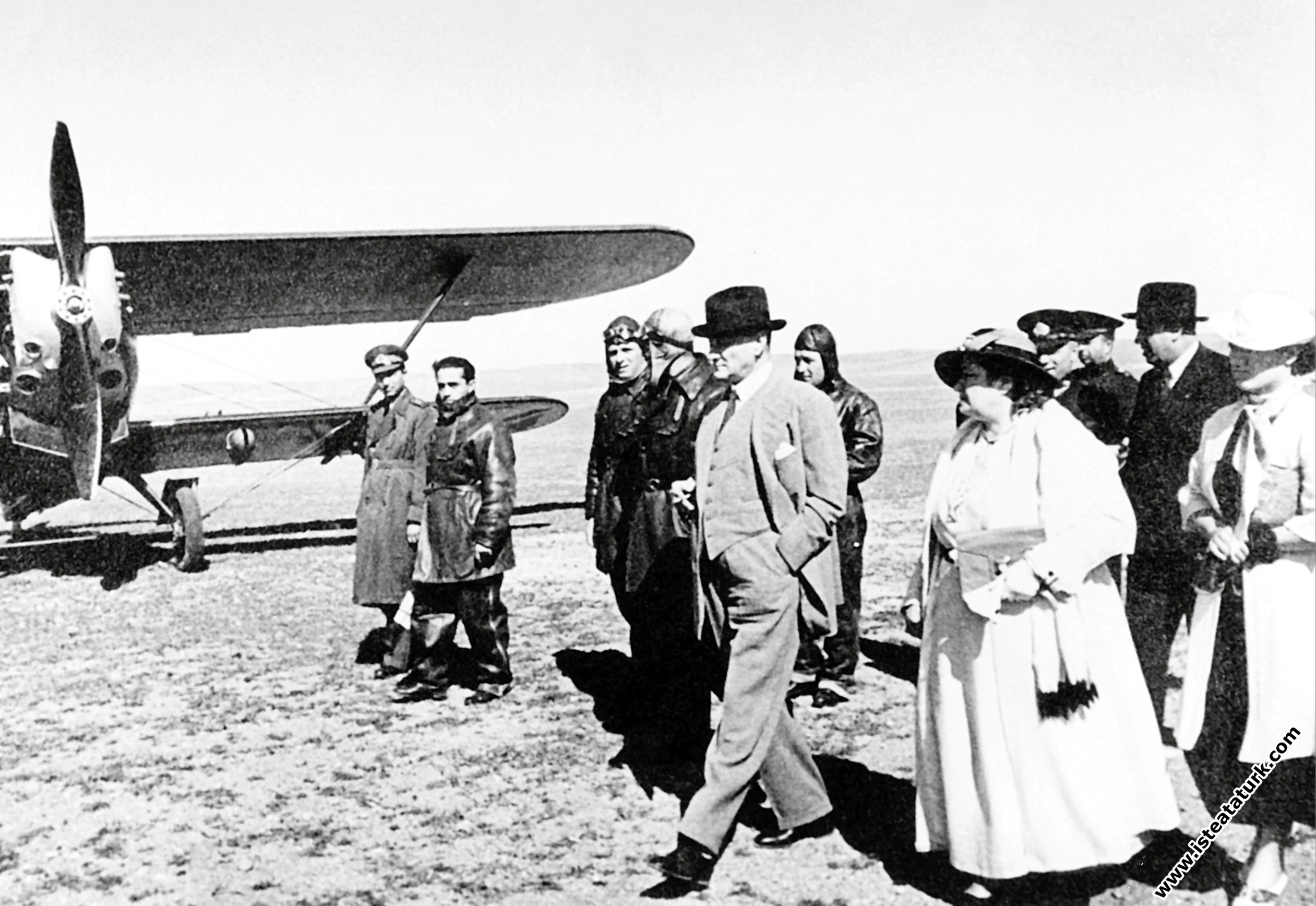 Mustafa Kemal Atatürk Dersim harekatına katılan pilotlar ile birlikte. (30.04.1937)