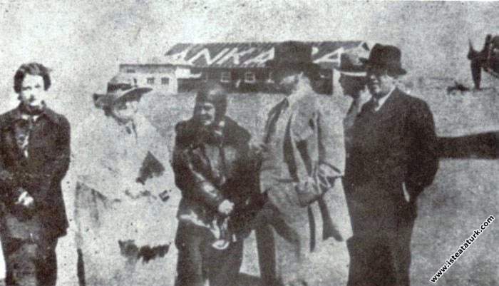 Mustafa Kemal Atatürk Dersim harekatına katılan pilotlar ile birlikte. (30.04.1937)