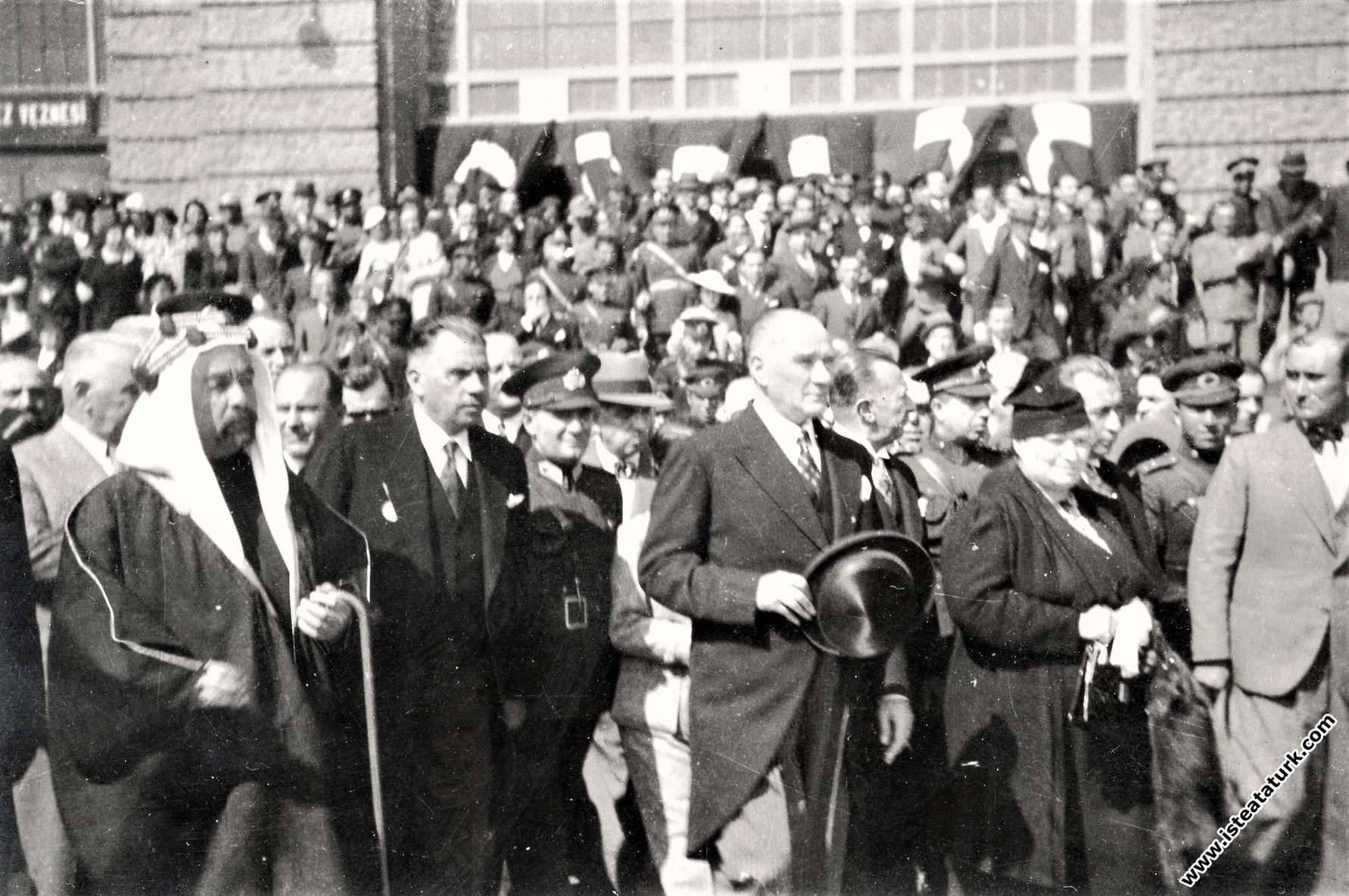 Mustafa Kemal Atatürk Ürdün Kralı Abdullah'la birlikte Haydarpaşa Garı'nda, İstanbul'da. (05.06.1937)