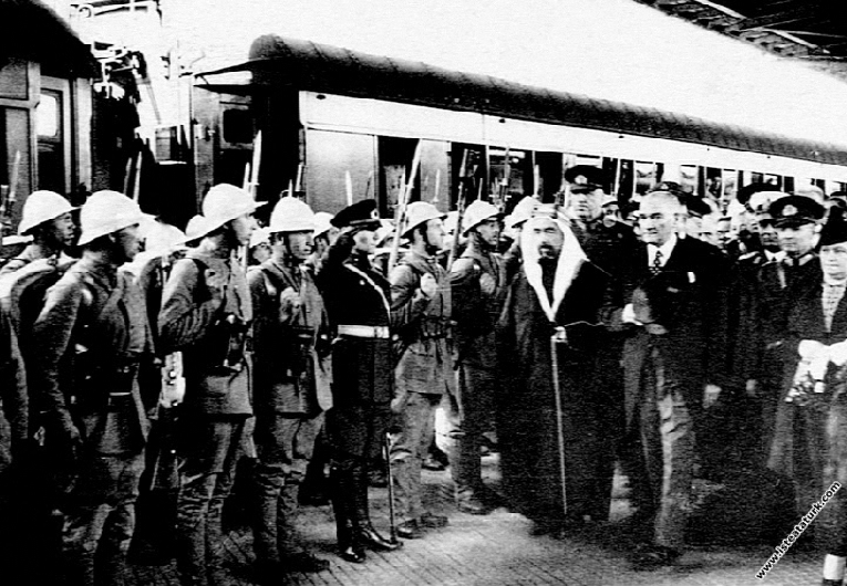 Mustafa Kemal Atatürk Ürdün Kralı Abdullah'la birlikte Haydarpaşa Garı'nda, İstanbul'da. (05.06.1937)