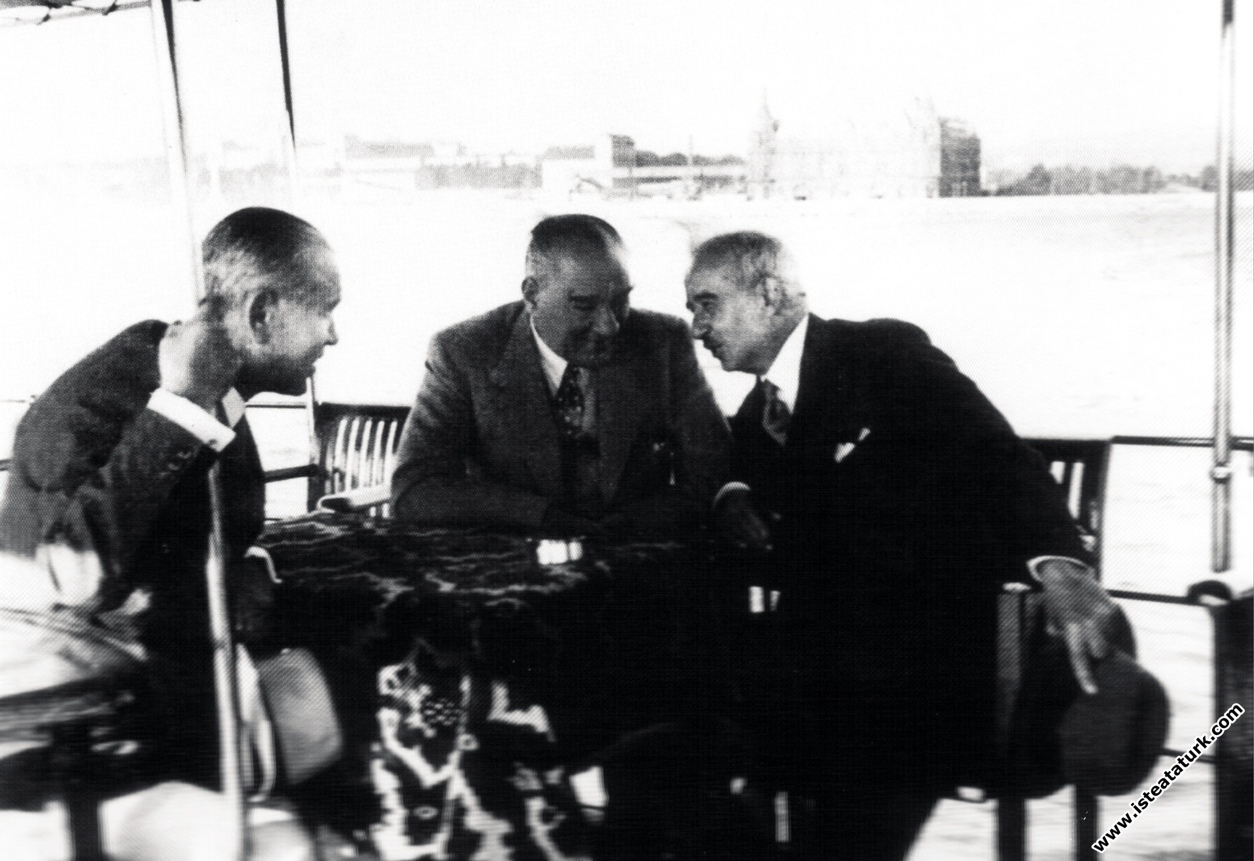 Mustafa Kemal Atatürk İstanbul'da İsmet İnönü ve Ali Fethi (Okyar) ile birlikte Büyükada'ya doğru gezerken. (08.08.1937)