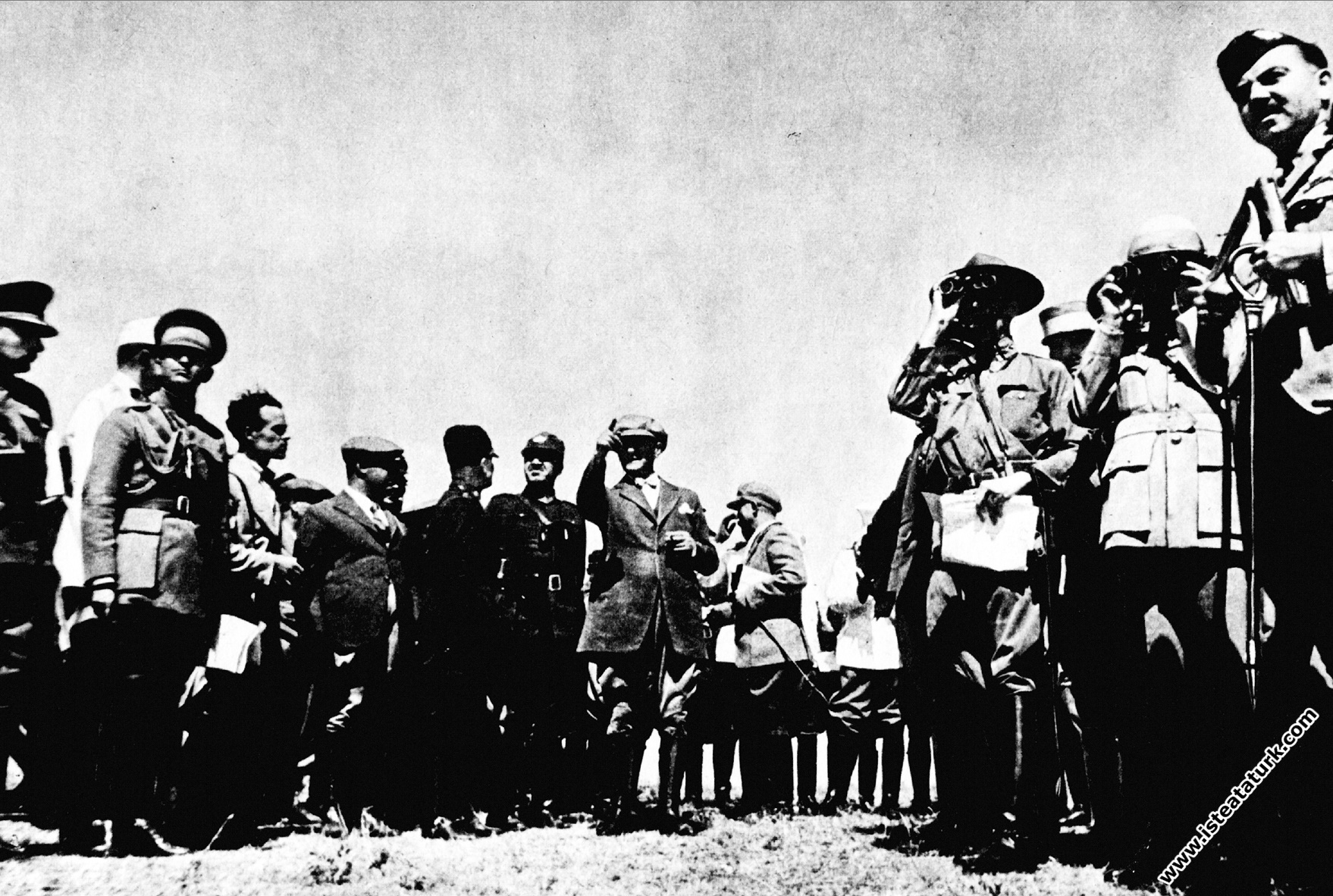 Mustafa Kemal Atatürk Çorlu Çerkezköy yakınlarında Trakya Manevraları’nda, yabancı gözlemcilerden, Irak ve Yugoslav temsilcileriyle birlikte. (17-20.08.1937)
