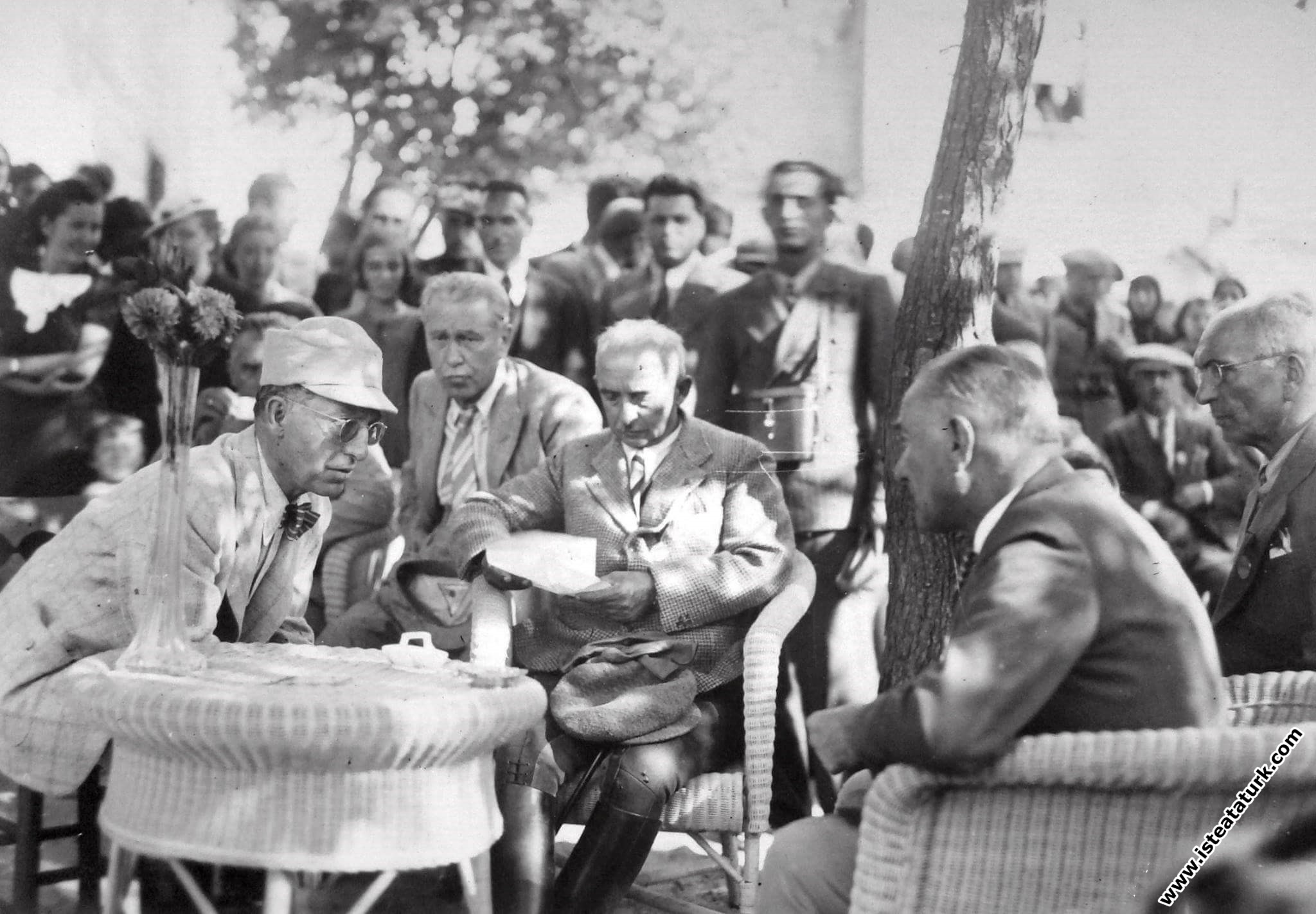 Mustafa Kemal Atatürk Ege Manevralarında dinlenirk...