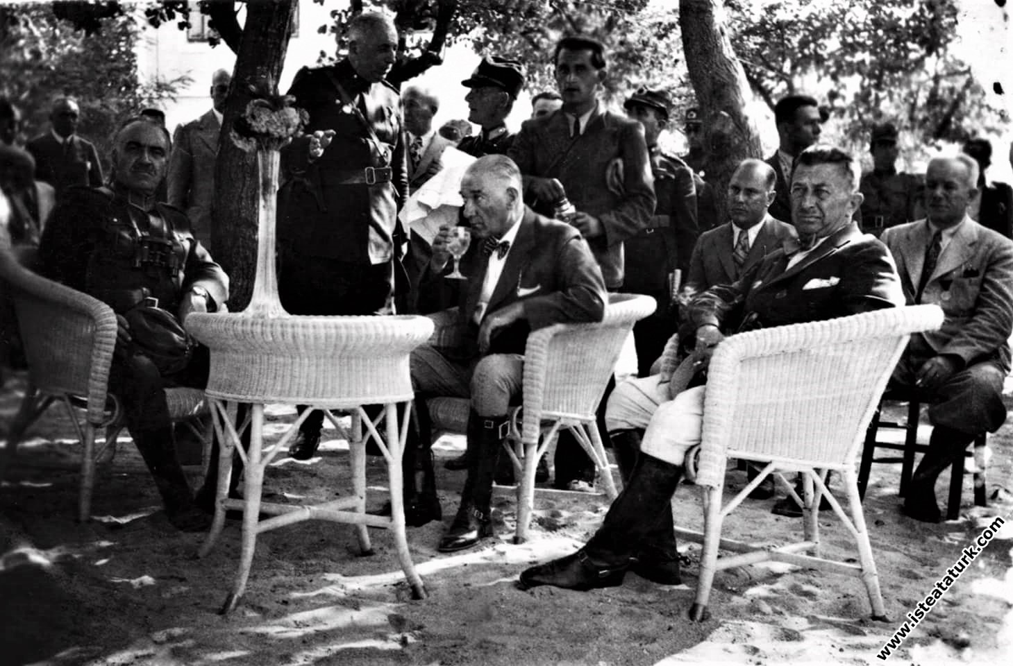 Mustafa Kemal Atatürk Ege Manevralarında dinlenirk...