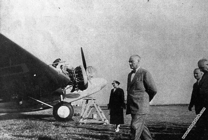 Mustafa Kemal Atatürk, İstanbul Yeşilköy Havaalanı'nda. (06.09.1937)