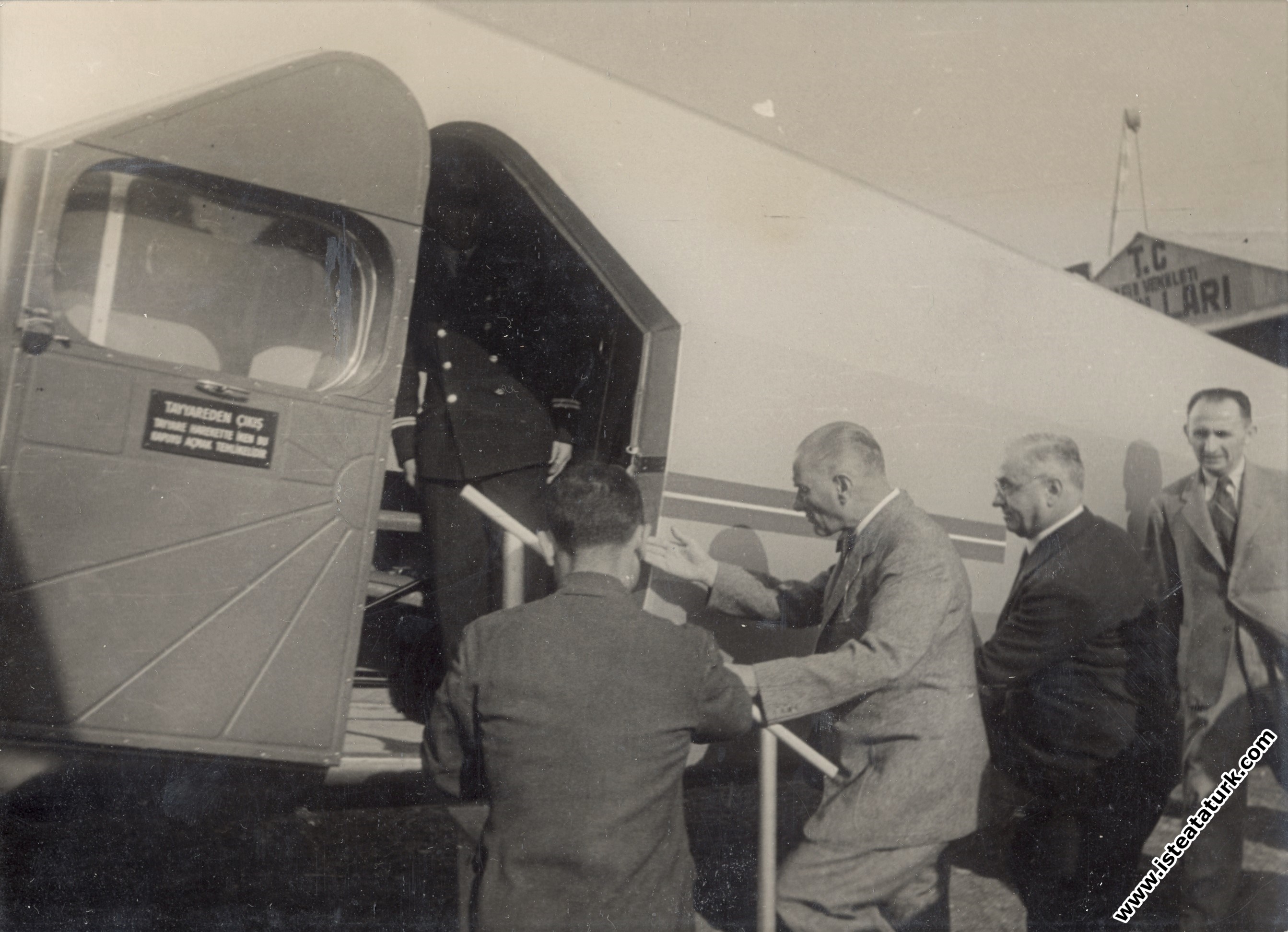 Mustafa Kemal Atatürk, İstanbul Yeşilköy Havaalanı'nda incelemek için bir uçağa binerken. (06.09.1937)