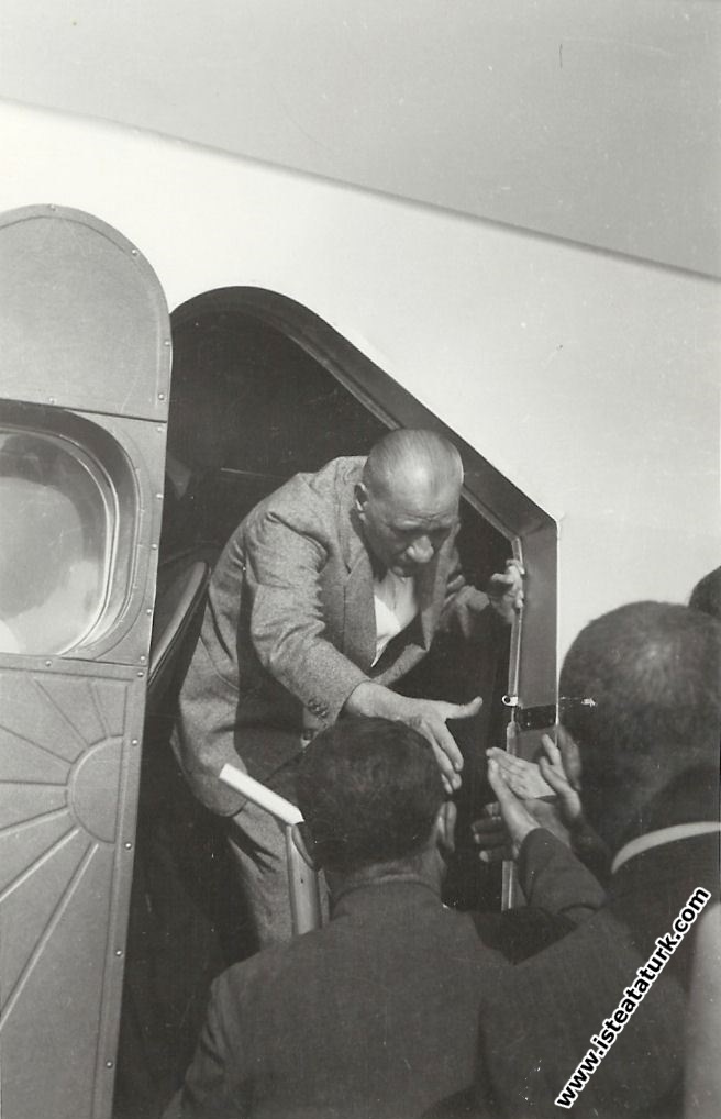 Mustafa Kemal Atatürk, İstanbul Yeşilköy Havaalanı...