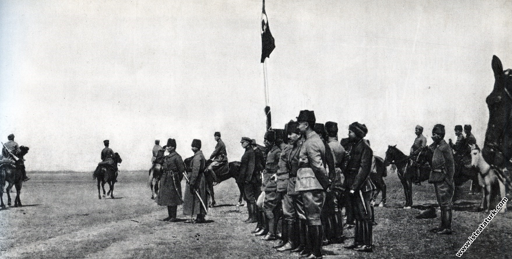 Başkomutan Gazi Mustafa Kemal Paşa, Ilgın Manevraları'nda Büyük Taarruz öncesi ordunun hazırlıklarını denetliyor. (01.04.1922)