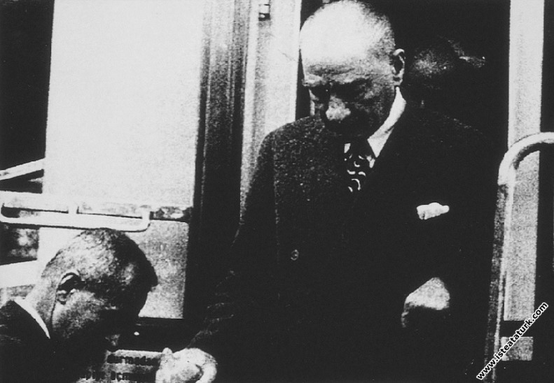 Mustafa Kemal Atatürk, Ankara'dan İstanbul'a gel...