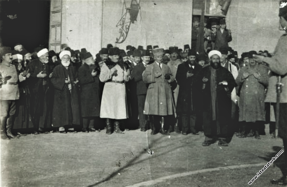 Ankara Vilayet Konağı kapısı önünde. (27.12.1919)