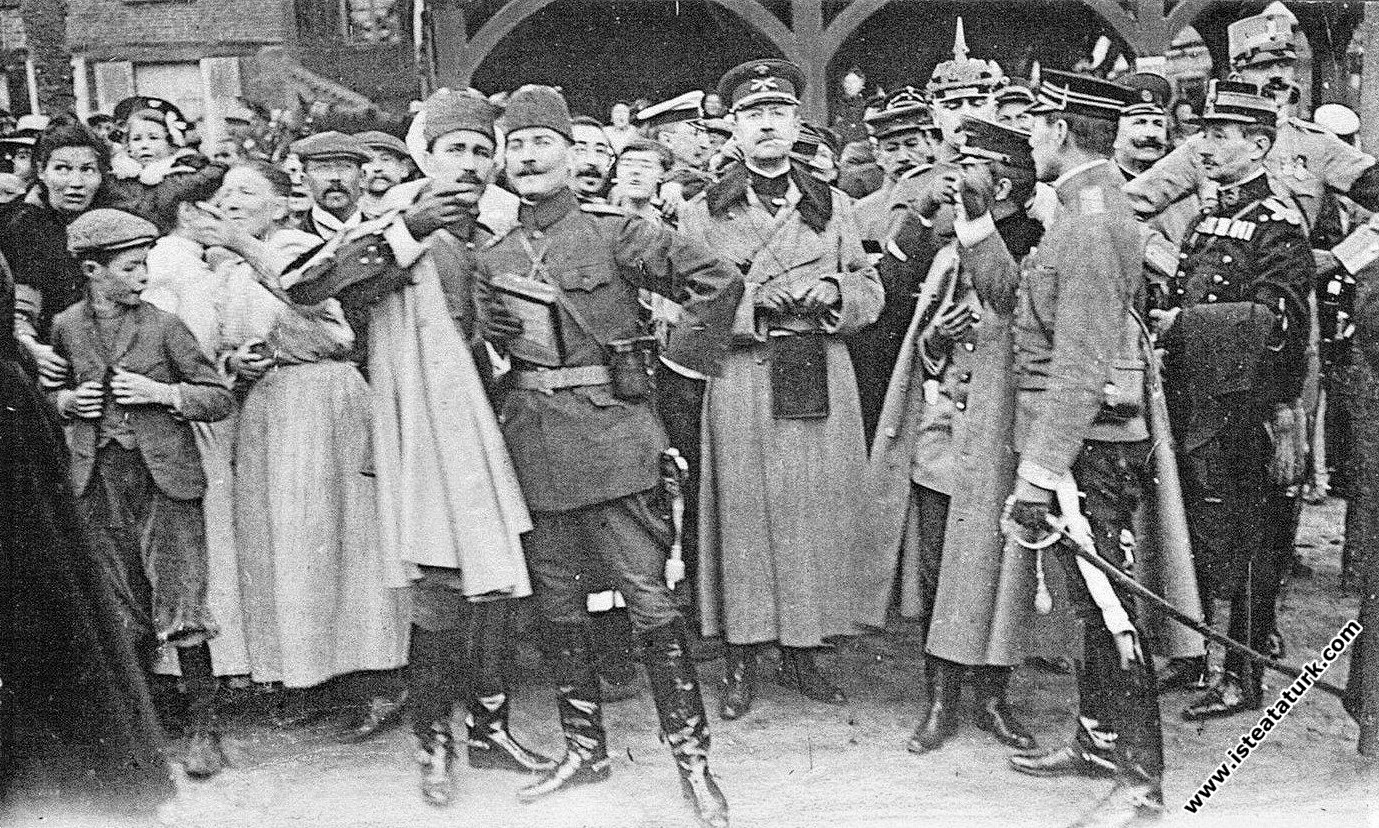Mustafa Kemal Picardie Manevraları'nda, Paris Ateşe Militeri Ali Fethi ile birlikte. (17-28.09.1910)