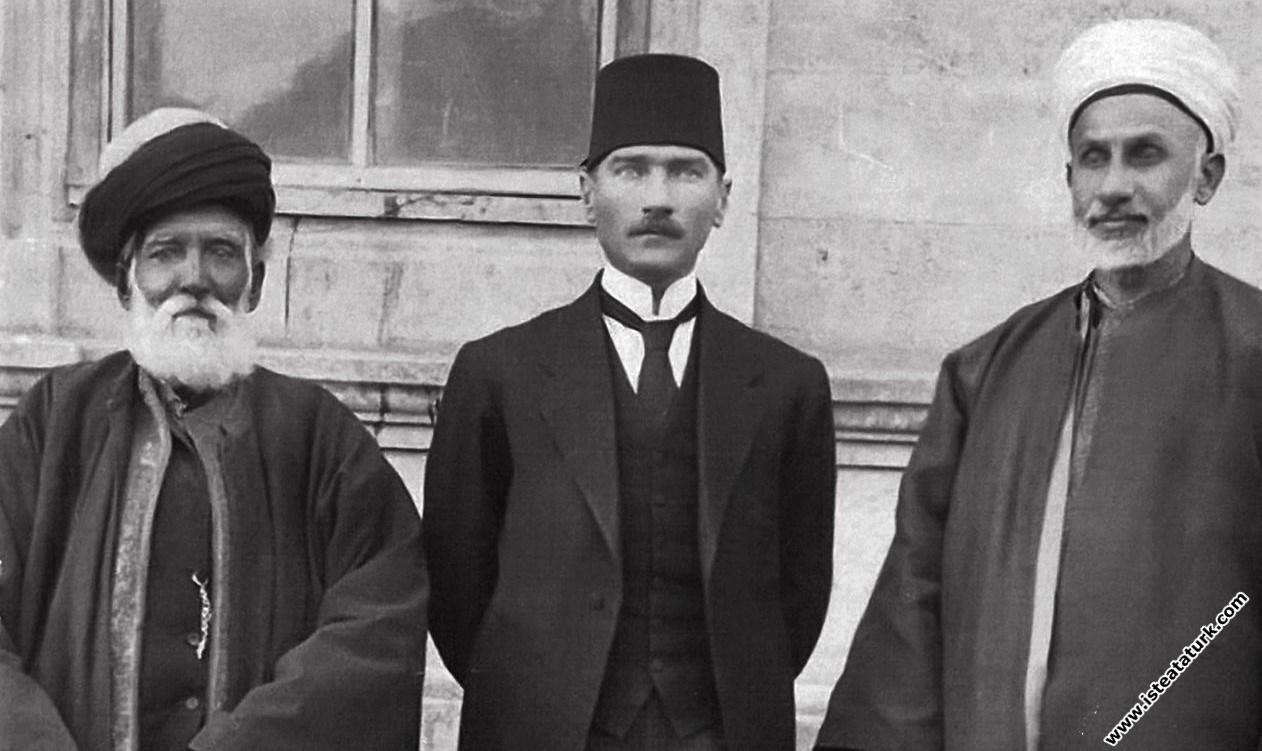 Mustafa Kemal, Sivas Kadısı Hasbi Efendi ve Şeyh Fevzi Efendilerle. (04.09.1919)