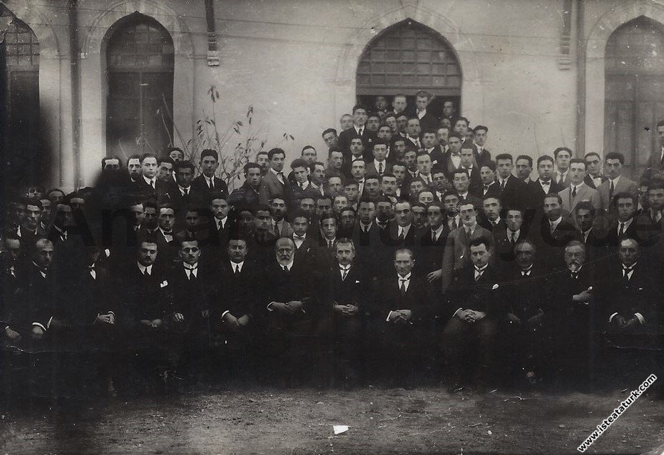 Mustafa Kemal Atatürk Ankara Hukuk Fakültesi'nin açılışında, öğretim görevlileri ve öğrencilerle. (05.11.1925)