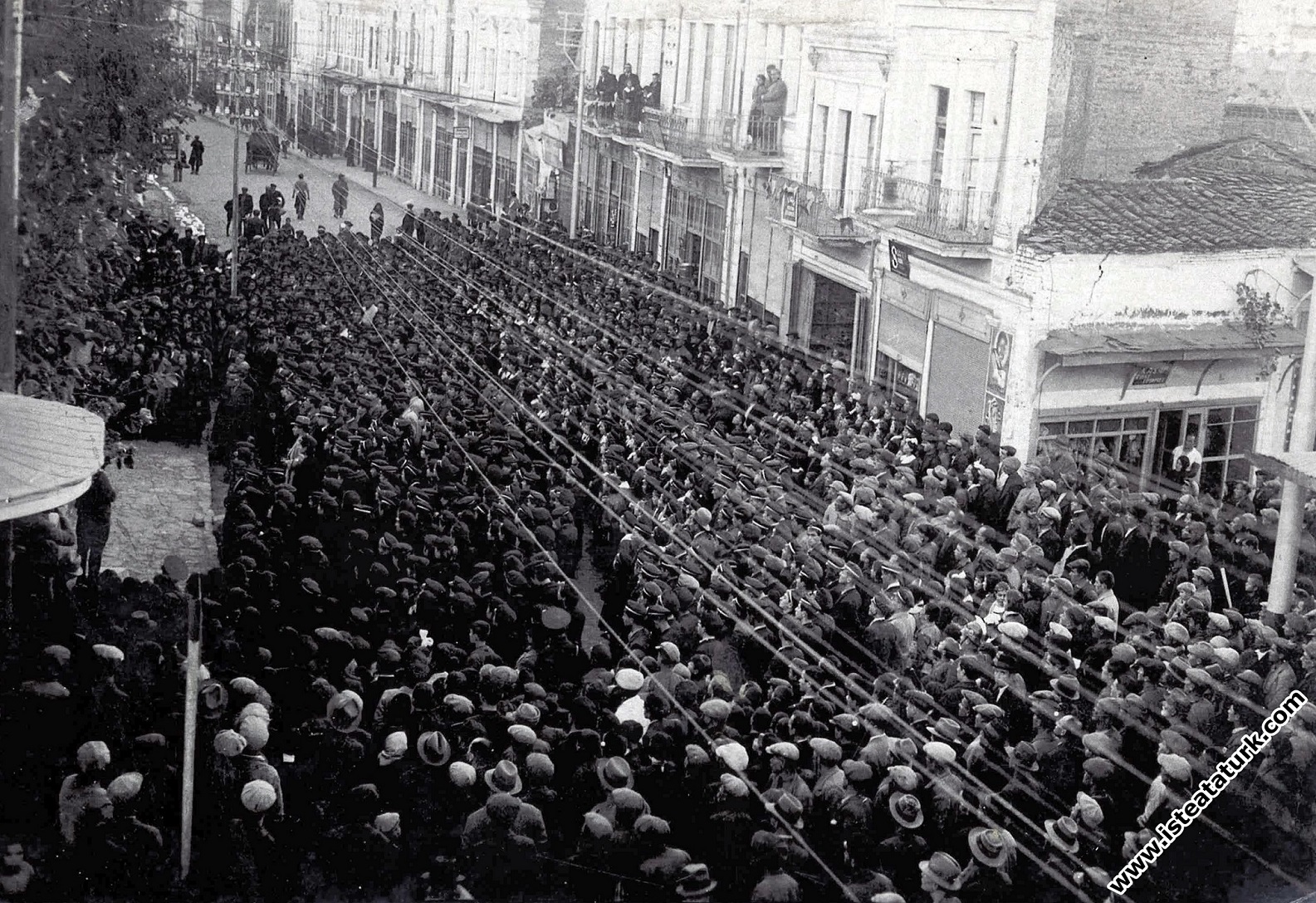 Ulu Önder Atatürk'ün cenazesinin geçeceği yolları dolduran halk, İstanbul. (19.11.1938)