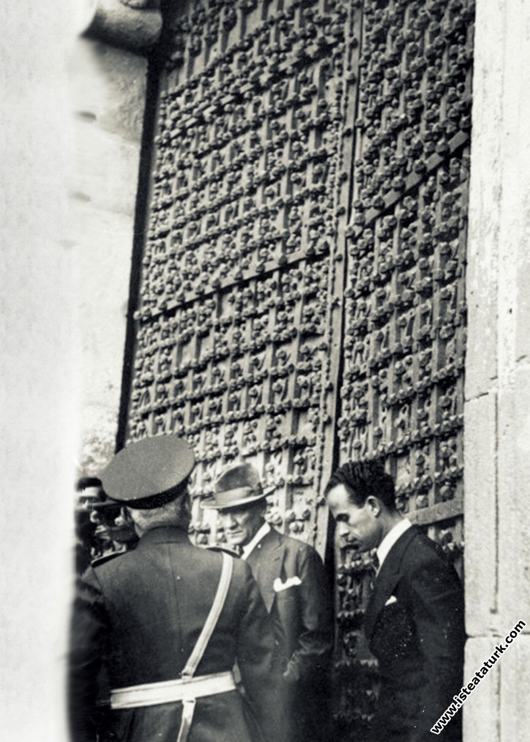 Atatürk Diyarbakır'da Mardin Sur Kapısı'nda, i...