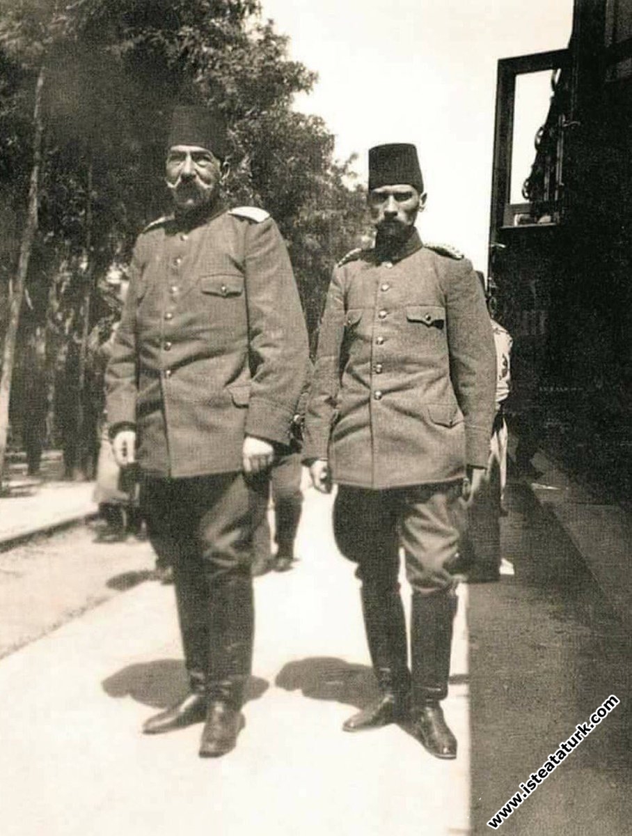 Hareket Ordusu Komutanı Hüseyin Hüsnü Paşa ve Ordunun Kurmay Başkanı Mustafa Kemal. (Nisan 1909)
