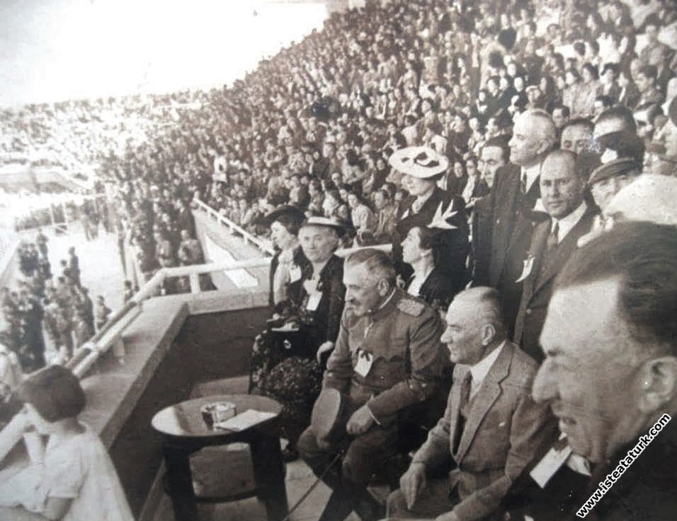Atatürk Gençlik ve Spor Bayramı'nda stadyumda, ...
