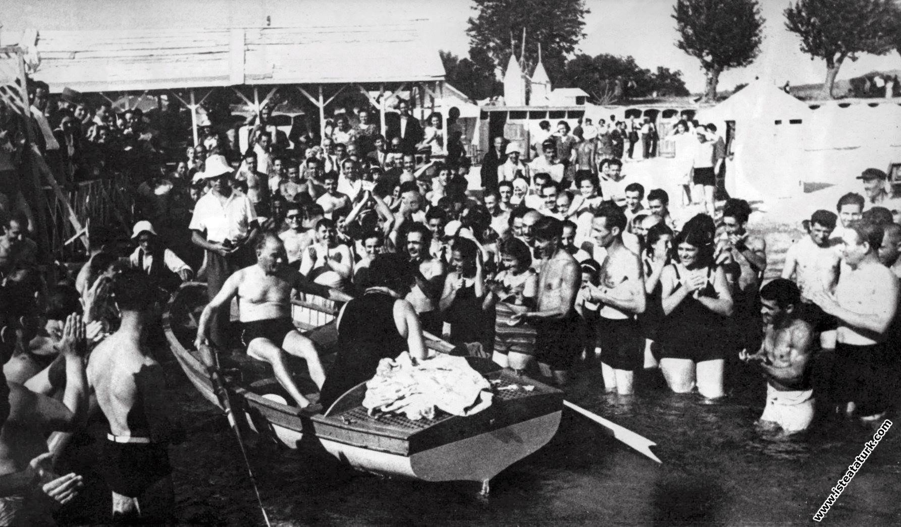 Mustafa Kemal Atatürk Florya'da tekne gezisinden ...