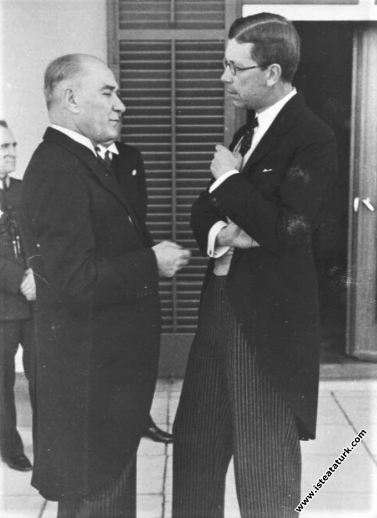Atatürk, İsveç  Veliahtı Gustav Adolf'la, İsv...
