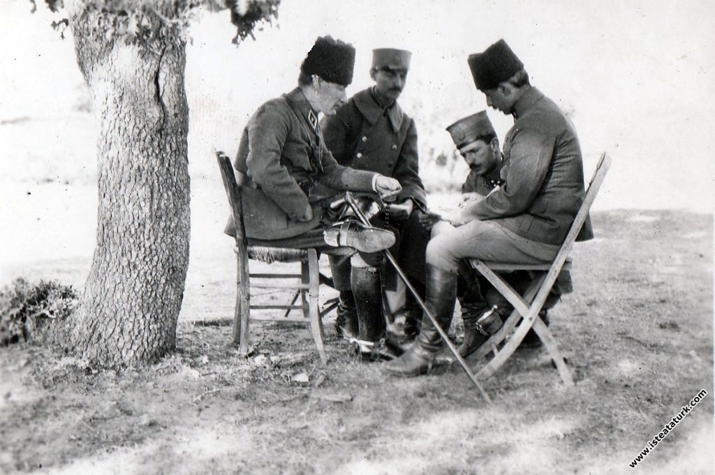 Başkomutan Mustafa Kemal Paşa, Batı Cephesi Komutanı İsmet İnönü ve Albay Asım Gündüz'le cephede savaş planı üzerinde çalışıyor. (25.08.1922)