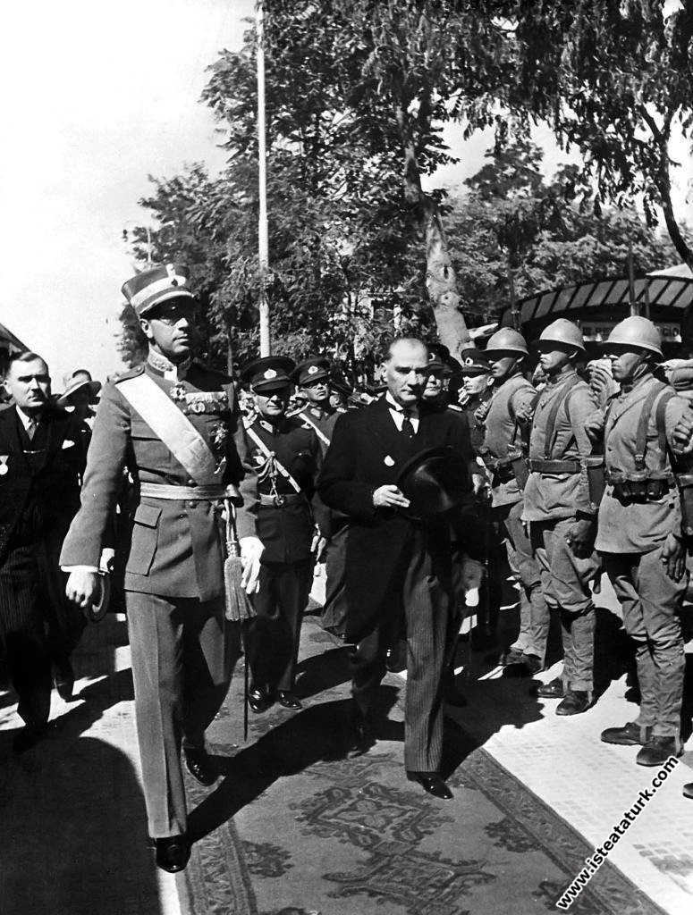 Mustafa Kemal Atatürk'ün İsveç Veliahtı Gustav Adolf'u Ankara İstasyonu'nda törenle karşılaması. (03.10.1934)