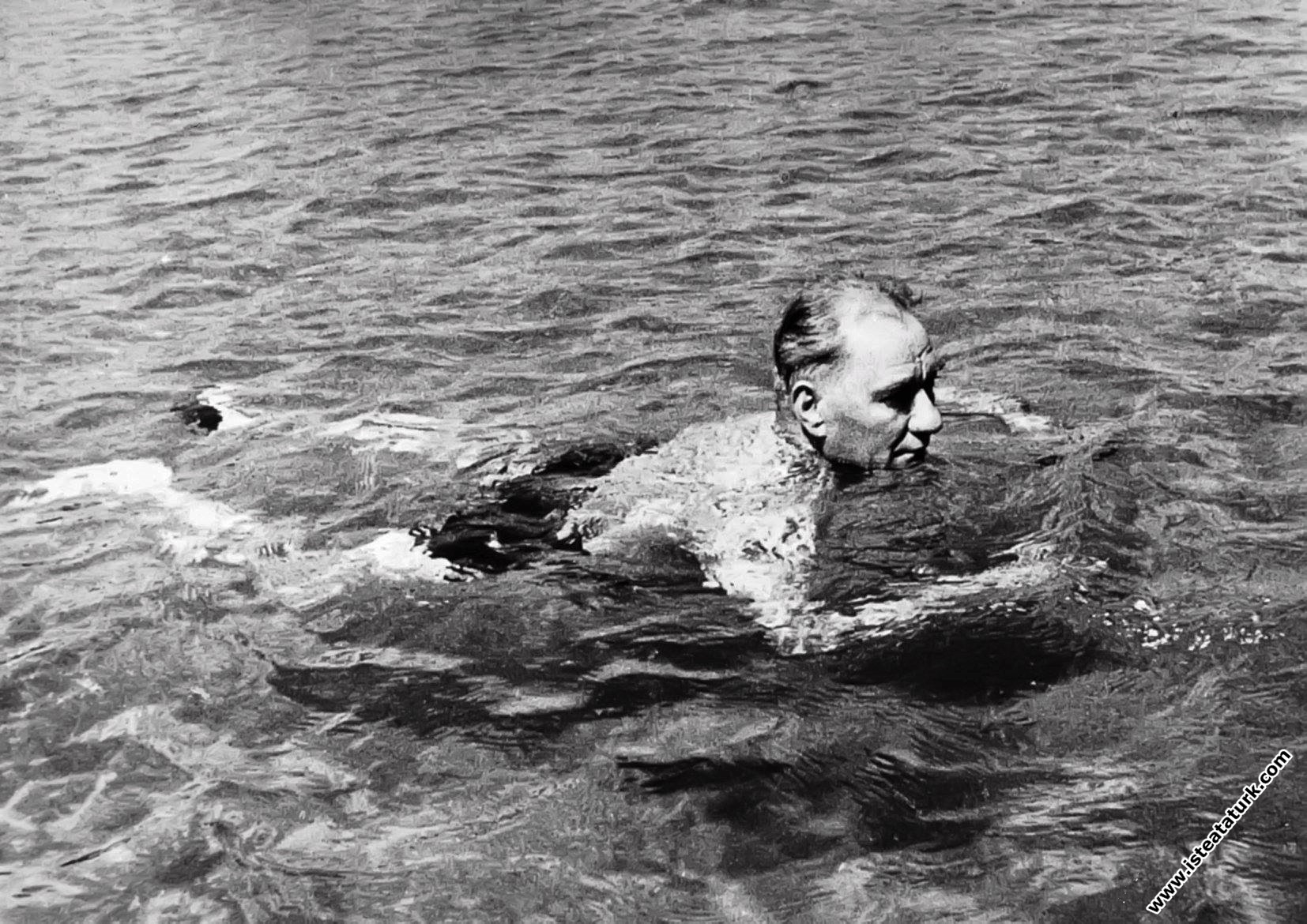 Mustafa Kemal Atatürk Florya'da yüzerken, İstan...