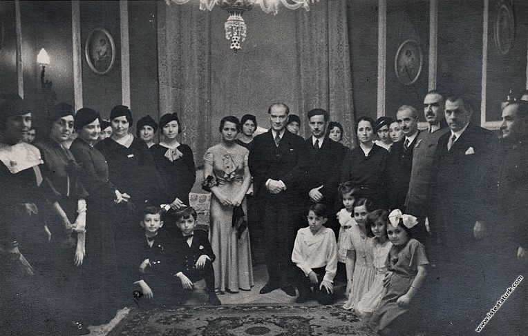 Mustafa Kemal Atatürk TBMM Başkanı Kazım Özalp'ın kızı Neriman'ın Reşat Şemsettin Sirer'le nişan töreninde. (30.11.1933)