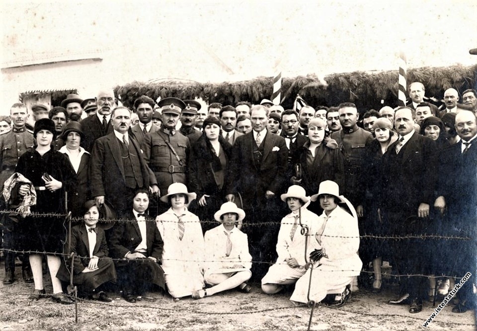 Bilecik Bozüyük'te Çolak İbrahim Bey'in kereste fabrikasını ziyareti sırasında. (20.05.1926)